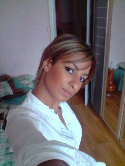 Jeune et délicieuse Sofia en ville